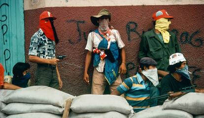&#039;Muchachos esperando el contraataque de la Guardia Nacional, Matagalpa, Nicaragua&#039; (1978), de Susan Meiselas.