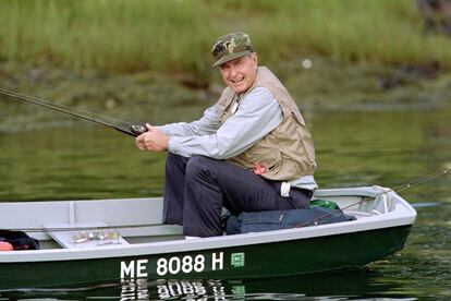 El entonces presidente de EE UU, George Bush padre, pesca en el río Kennebunk en agosto de 1990. Bush labró su carrera política y empresarial en Texas, a donde se había mudado muy joven, pero provenía de la Nueva Inglaterra de la derecha moderada y la izquierda exquisita y encarnaba la quintaesencia del hoy denostado 'establishment'. Su padre era un rico empresario del acero, amén de senador y broker en Wall Street, que jugaba a golf con Dwight Eisenhower.