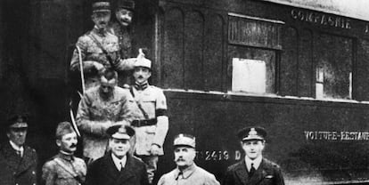 Foto de familia de los firmantes del tratado de armisticio entre los aliados y Alemania, el 11 de noviembre de 1918.