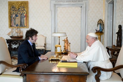 Javier Milei junto al papa Francisco, hoy en el Vaticano.