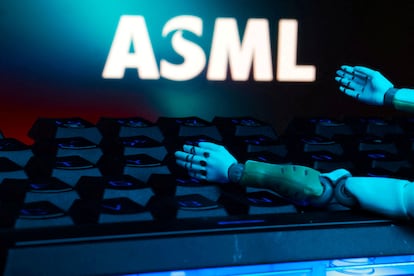 El logotipo de ASML, un teclado y las manos de un robot aparecen en esta ilustración tomada el 27 de enero de 2025.
