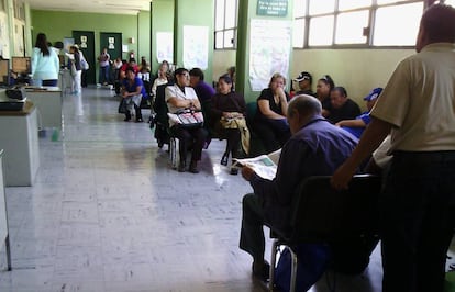 Sala de espera de una cl&iacute;nica del IMSS en el centro de la Ciudad de M&eacute;xico.