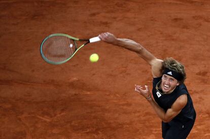 Alexander Zverev devuelve el golpe al tenista español.