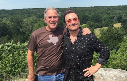 George W. Bush y, a la derecha, Bono, en la imagen publicada en Instagram.