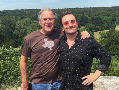 George W. Bush y, a la derecha, Bono, en la imagen publicada en Instagram.