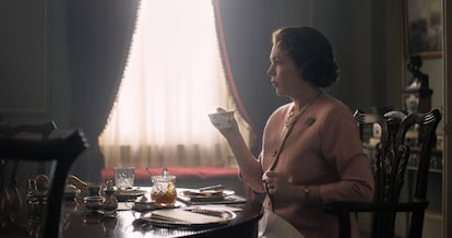 Olivia Colmam como Isabel II na terceira temporada de 'The Crown'.
