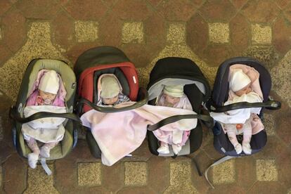 Los cuatrillizos Xhesika, Frederik, Amelia y Olivia, de una familia de refugiados albanos, durante su bautizo en la iglesia de Jena-Winzerla (Alemania). EFE