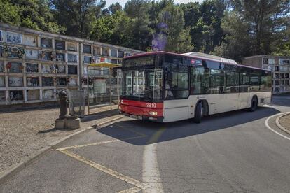 L'autobús de Garganté, passant pel cementiri de Collserola.
