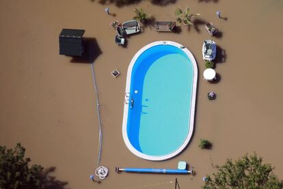 Aspecto de un jardín con piscina en Magdeburgo (Alemania) después de las inundaciones que provocaron el desbordamiento del río Elba.