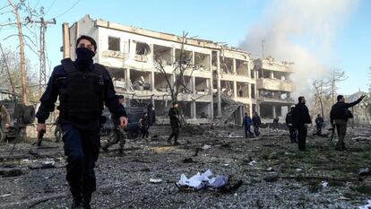 Uno de los edificios afectados por el atentado del viernes en Diyarbakir, sudeste kurdo de Turqu&iacute;a.
 