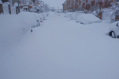 La nieve cubre las calles de Parla.