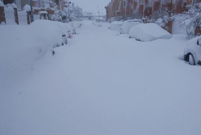 La nieve cubre las calles de Parla.