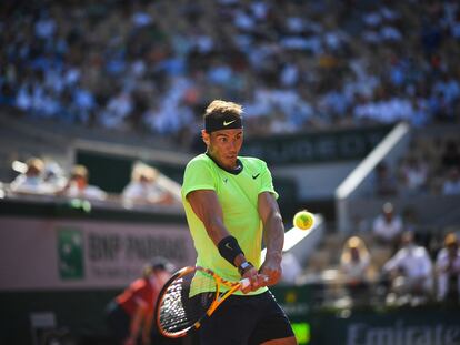 Nadal golpea la pelota durante el partido contra Schwartzman en la Philippe Chatrier de París, este miércoles.