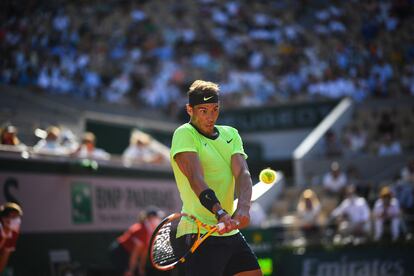 Nadal golpea la pelota durante el partido contra Schwartzman en la Philippe Chatrier de París, este miércoles.