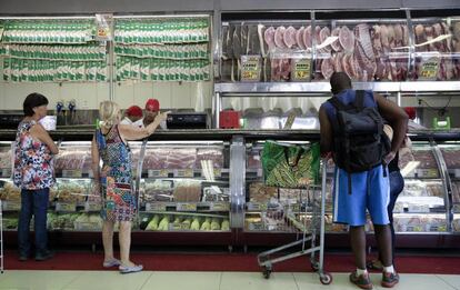 Clientes compram carne em a&ccedil;ougue de S&atilde;o Paulo. 