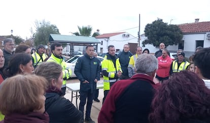 Tcnicos de la Agencia de Emergencias de Andaluca explican a los vecinos desalojados de una pedana de Huelva que pueden volver a sus casas. / JUNTA DE ANDALUC?A