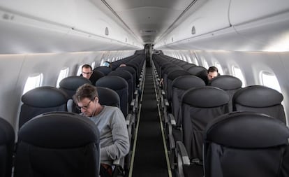 Un avión de British Airways vuela desde Milán a Londres con la mayor parte de sus plazas desiertas. Fotografía tomada el 5 de marzo.