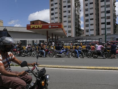 Una fila de motociclistas espera para cargar combustible en una gasolinera de Caracas, en agosto de 2020.