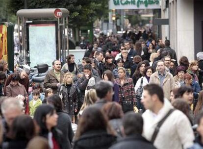 Las calles del centro de Valencia se atiborraron de gente con motivo de la apertura de comercios en festivo antes de Navidad.