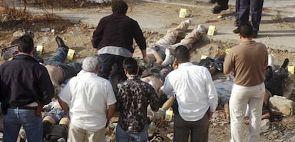 Los forenses trabajan junto a 12 de los 17 cadáveres hallados en Tijuana este lunes.