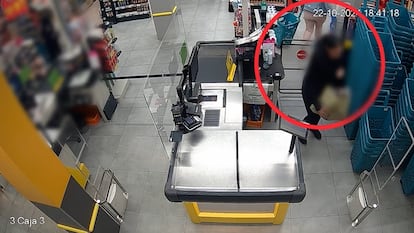 Un fotograma de las imágenes capadas por cámaras de seguridad de uno de los supermercados asaltados.