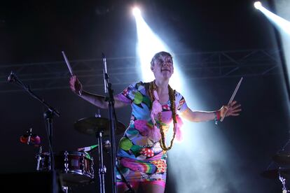 Tal com es veu el seu vestit, és la música de Merril Garbus, de tUnE-yArDs, a l'escenari Pitchfork la matinada del dissabte 30 de maig. Tant se val què, ella ho modifica, ho estira, ho emmotlla, ho deforma. Pop, rock, funk, jazz, folk. Es va estrenar amb un casset producte d'una gravadora de mà portàtil, ara ha publicat 'Nikki Nack'. Una àgape per a l'oïda.