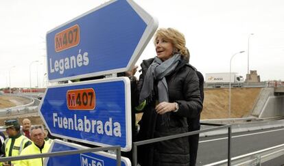 Esperanza Aguirre, en la inauguración de la M-407 en 2011.