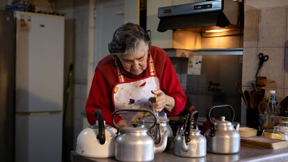 Ana Melo limpia su colección de teteras en la cocina de su casa en Santiago.