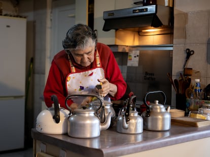 Ana Melo limpia su colección de teteras en la cocina de su casa en Santiago.
