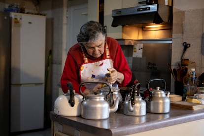 Ana Melo limpia su colección de teteras en la cocina de su casa en Santiago.