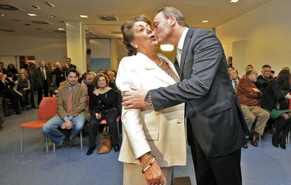 Rita Barberá i Alberto Fabra se saluden abans de començar la junta directiva regional del PP el 17 de gener del 2012.