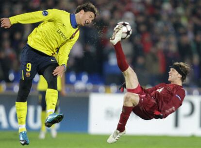 Ibrahimovic disputa un balón con Ansaldi durante el Rubin Kazán-Barça del miércoles.