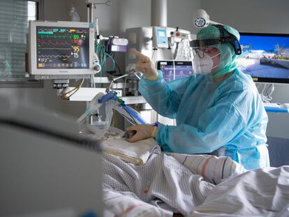 Una enfermera atiende a un paciente de covid en la UCI del hospital de Fulda, en el centro de Alemania.