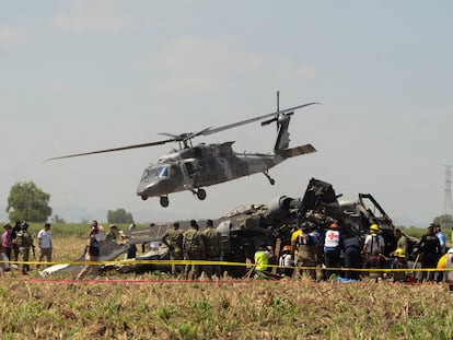 Personal de emergencia trabaja junto a un helicóptero Blackhawk de la marina que se estrelló cerca de Los Mochis, en el Estado de Sinaloa, el 15 de julio de 2022.