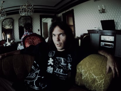 Neil Young en un hotel de Tokio, en marzo de 1976.