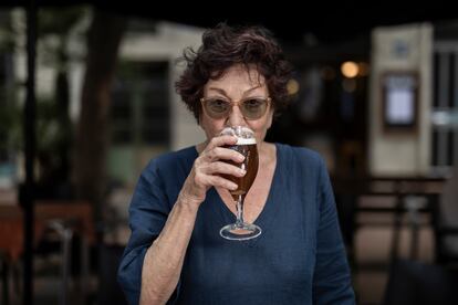 Jesusa Andany se refrescaba con una cerveza alemana en julio en Gràcia.