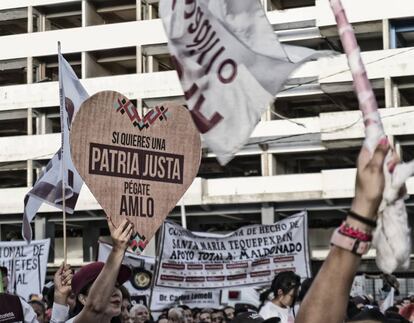 Público grita palavras de apoio a López Obrador no encerramento da sua campanha em Jalisco.