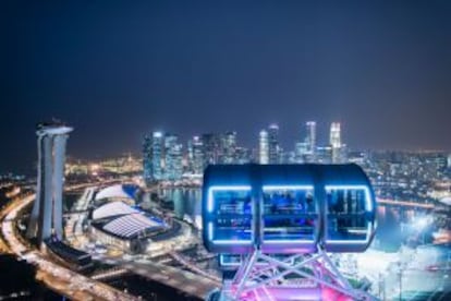 Vista del 'skyline' de Singapur desde lo alto de la noria Singapore Flyer.