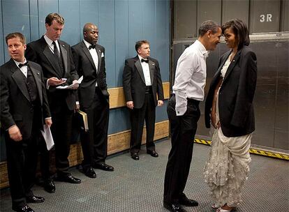 Instantes antes de la toma de posesión que se celebró en Washington, donde hubo tres jornadas de actos y festejos. Obama y su mujer, Michelle, sonríen con complicidad minutos antes de la ceremonia de investidura en una fotografía cedida por la Casa Blanca.