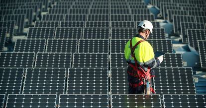 Un instalador de paneles fotovoltaicos.