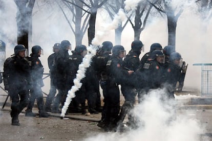 La policía se enfrenta con grupos de jóvenes al término de la protesta en París.