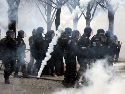 La policía se enfrenta con grupos de jóvenes al término de la protesta en París.