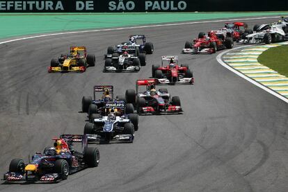 Los dos Red Bull se comen a Hulkenberg en la salida. Vettel se ha colocado en cabeza, seguido por Webber, Hulkenberg, Hamilton y Alonso.