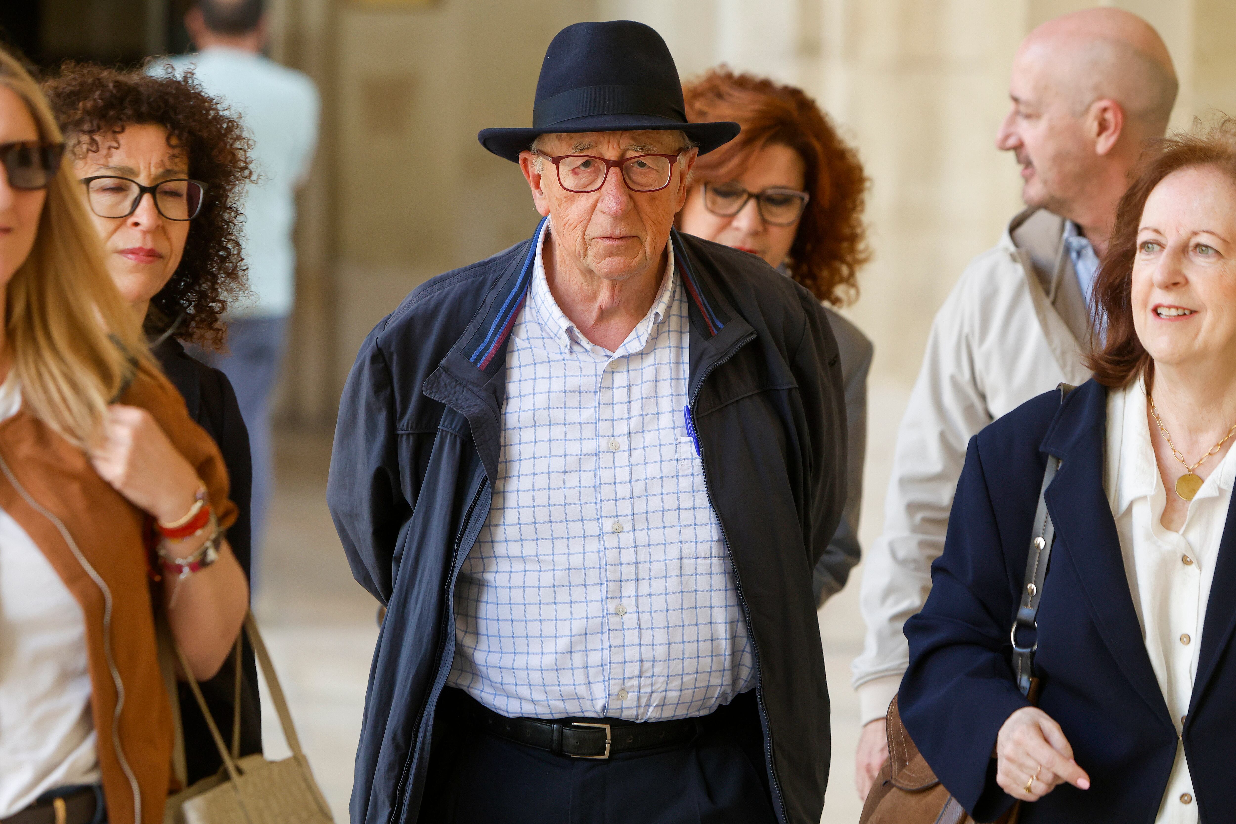 Condenado el exsenador Julio de España a año y medio de cárcel por agredir sexualmente a una paciente cuando ejercía de médico