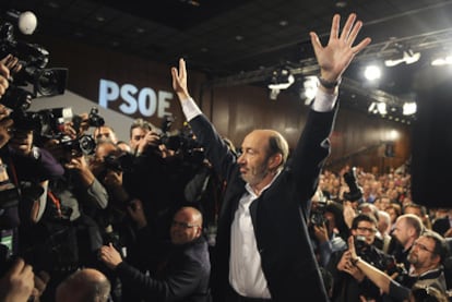 Alfredo Pérez Rubalcaba celebra su elección tras conocerse el resultado de la votación.