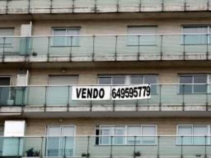 Un cartel anuncia la venta de una vivienda en un inmueble de Valencia. EFE/Archivo