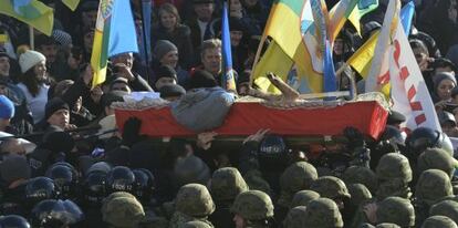 Protesta de agricultores ucranios a las afueras del Parlamento ucranio contra una reforma legislativa.