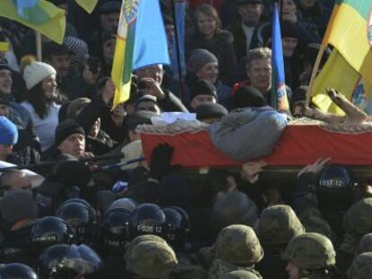 Protesta de agricultores ucranios a las afueras del Parlamento ucranio contra una reforma legislativa.
