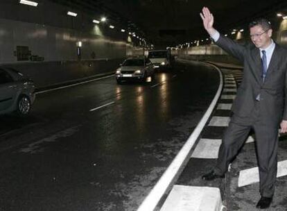 El alcalde saluda a los primeros conductores que ayer utilizaron el túnel de Embajadores.