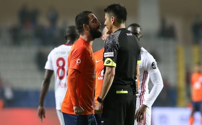 Arda Turan se encara con el árbitro.